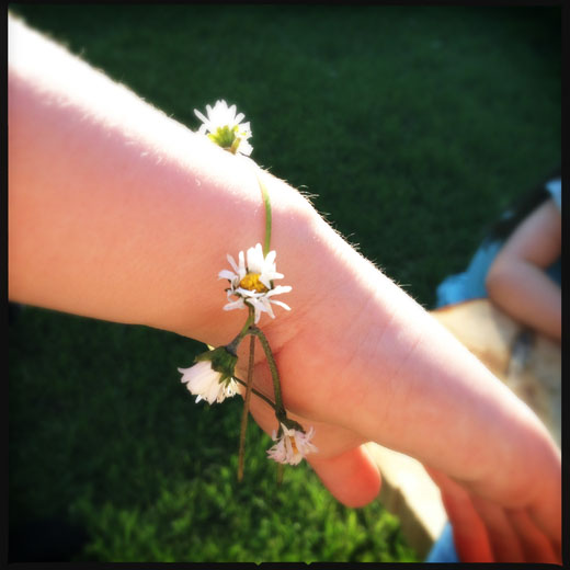 How to make a daisy chain How to make a daisy chain