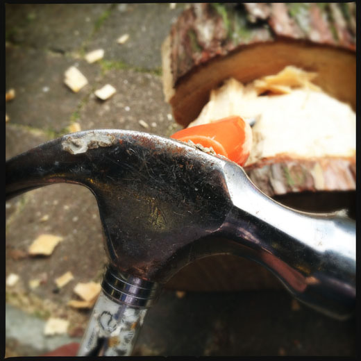 How to use a chisel - use the side of the hammer head How to use a chisel - use the side of the hammer head